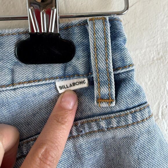 Billabong Women's Faded Denim Wash How Bout That Denim Shorts Size 26 - Picture 3 of 8